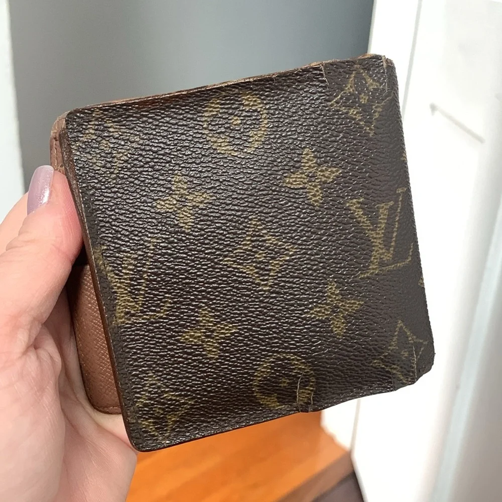 Authentic Louis Vuitton men’s bilfold monogram wallet
